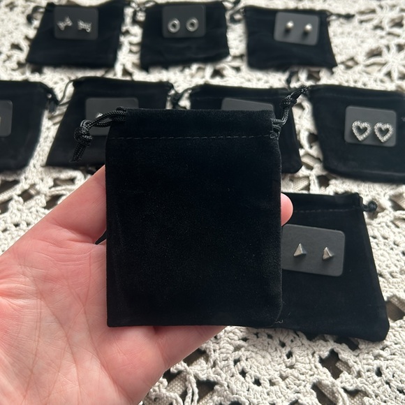 10 Pairs of Stud Earrings - Picture 3 of 3